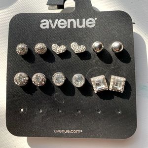 NWT Avenue stud earrings
